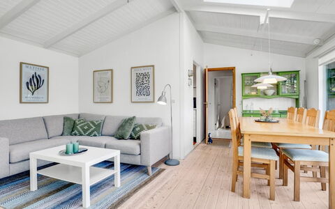 Torkel - 1Km from the Sea: Mobilia, Interior Design, Pavimentazione, Legna, Divano, Pavimento, Soffitto, Soggiorno, Tavolo, Casa