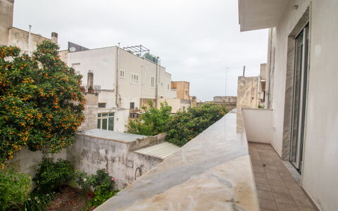 Elementi Luxury Otranto: Parete, Zona Residenziale, Appartamento, Calcestruzzo, Balcone, Illuminazione Diurna, Gesso