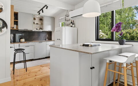 Alika - 700M from the Sea: Cucina, Mobilia, Controsoffitto, Interior Design, Elettrodomestico Da Cucina, Pavimentazione, Cabinetry, Legna, Lampada, Soffitto