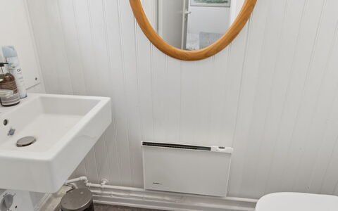 Dalia - 850M from the Sea: Lavandino Del Bagno, Idraulico Fixture, Bagno, Interior Design, Pavimentazione, Lavello, Idraulico, Pavimento, Rubinetto, Camera