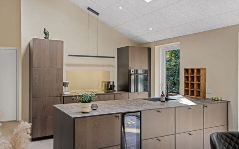 Mavis - 1.6Km from the Sea: Mobilia, Cucina, Legna, Interior Design, Controsoffitto, Pavimentazione, Cabinetry, Elettrodomestico Da Cucina, Elettrodomestico, Lampada