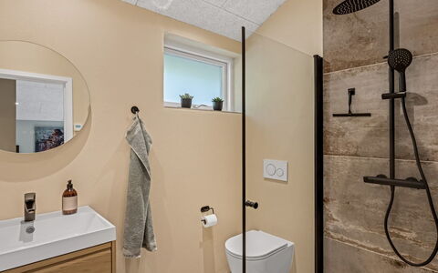 Mavis - 1.6Km from the Sea: Bagno, Pavimentazione, Idraulico Fixture, Pavimento, Interior Design, Mobiletto Del Bagno, Gabinetto, Lavello, Lavandino Del Bagno, Specchio