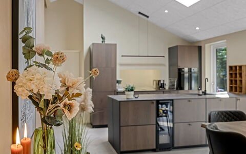 Mavis - 1.6Km from the Sea: Mobilia, Interior Design, Controsoffitto, Cabinetry, Cucina, Pavimentazione, Elettrodomestico Da Cucina, Legna, Lampada, Soffitto