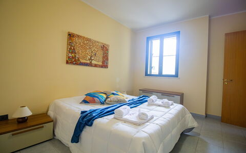 Nicoletta'S House in Otranto: Legna, Camera Da Letto, Pavimento, Letto, Pavimentazione, Lenzuolo, Interior Design, Telaio Del Letto, Bedding, Camera