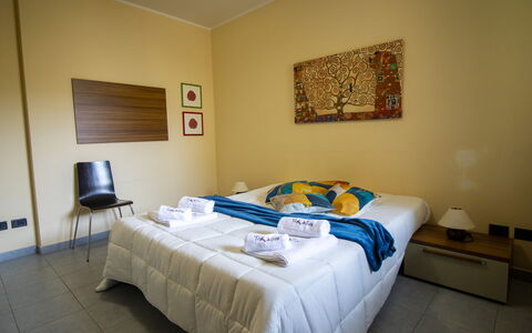 Nicoletta'S House in Otranto: Mobilia, Interior Design, Parete, Letto, Pavimentazione, Pavimento, Legna, Camera Da Letto, Camera, Lenzuolo