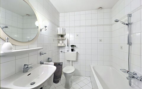 Bergblick: Bagno, Lavandino Del Bagno, Idraulico Fixture, Interior Design, Lavello, Pavimentazione, Gabinetto, Pavimento, Rubinetto, Toilet Seat