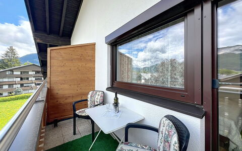 Bergblick: Appartamento, Balcone, Shade, Latifoglie, Illuminazione Diurna, Color Legno