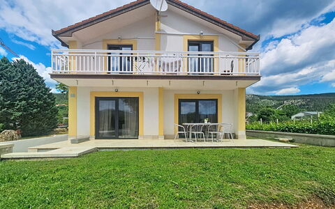 Mina: Mobilia, Arbusto, Giardino, Mobili Da Esterno, Shade, Tavolo Esterno, Sedia, Terrazza, Backyard, Cortile