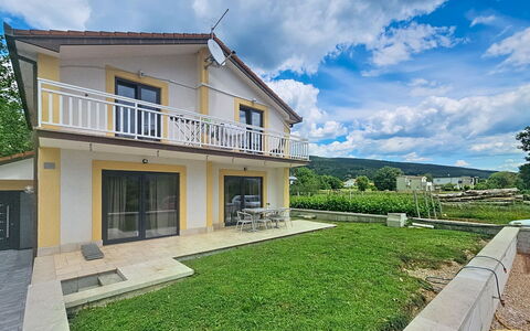 Mina: Mobilia, Arbusto, Giardino, Mobili Da Esterno, Shade, Tavolo Esterno, Sedia, Terrazza, Backyard, Cortile