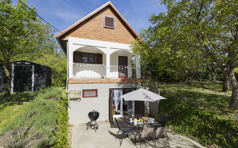 Öreghegy Kis Ház: Mobilia, Arbusto, Giardino, Mobili Da Esterno, Shade, Tavolo Esterno, Sedia, Terrazza, Backyard, Cortile