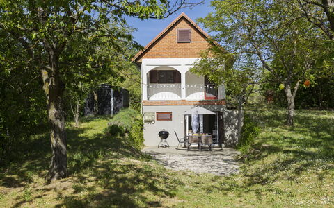 Öreghegy Kis Ház: Mobilia, Arbusto, Giardino, Mobili Da Esterno, Shade, Tavolo Esterno, Sedia, Terrazza, Backyard, Cortile