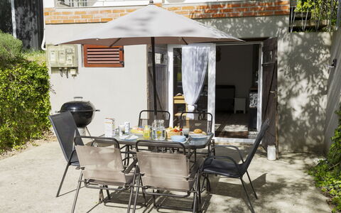 Öreghegy Kis Ház: Mobilia, Arbusto, Giardino, Mobili Da Esterno, Shade, Tavolo Esterno, Sedia, Terrazza, Backyard, Cortile