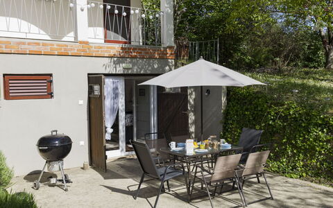 Öreghegy Kis Ház: Mobilia, Arbusto, Giardino, Mobili Da Esterno, Shade, Tavolo Esterno, Sedia, Terrazza, Backyard, Cortile