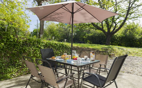 Öreghegy Kis Ház: Mobilia, Arbusto, Giardino, Mobili Da Esterno, Shade, Tavolo Esterno, Sedia, Terrazza, Backyard, Cortile