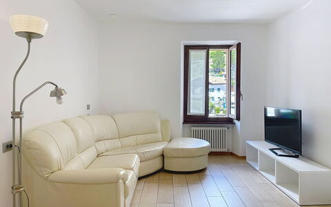 Legnone: Mobilia, Arbusto, Giardino, Mobili Da Esterno, Shade, Tavolo Esterno, Sedia, Terrazza, Backyard, Cortile