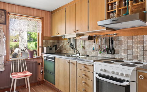 Extorp: Cucina, Elettrodomestico Da Cucina, Controsoffitto, Apparecchio Major, Cabinetry, Mobilia, Pavimentazione, Interior Design, Legna, Cucina Stufa