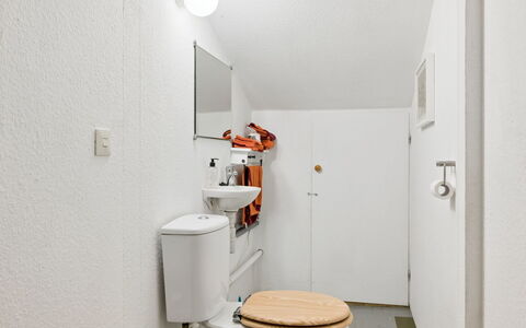 Extorp: Parete, Toilet Seat, Idraulico Fixture, Gabinetto, Pavimentazione, Interior Design, Pavimento, Idraulico, Lavello, Bagno