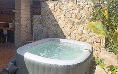Villa Lina: Vasca Da Bagno, Idraulico Fixture, Vasca Idromassaggio, Piscina, Pianta Della Casa, Vaso Di Fiori, Backyard, Giochi D'Acqua