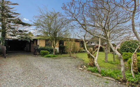 Uolevi - 10Km from the Sea: Arbusto, Giardino, Casa, Groundcover, Villetta, Driveway, Landscaping, Prato, Cortile
