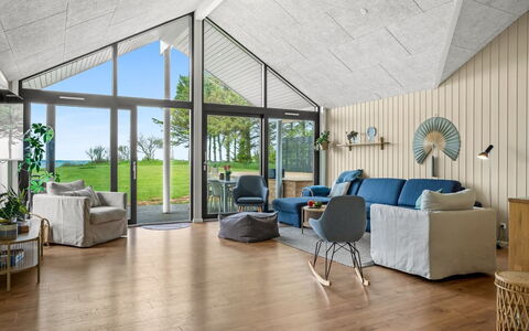 Gerlind - 75M to the Fjord: Pavimentazione, Legna, Interior Design, Mobilia, Pavimento, Pavimento In Legno, Soffitto, Sedia, Pavimento Laminato, Soggiorno