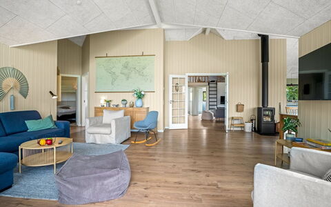 Gerlind - 75M to the Fjord: Mobilia, Interior Design, Pavimentazione, Pavimento, Parete, Legna, Divano, Soffitto, Soggiorno, Camera