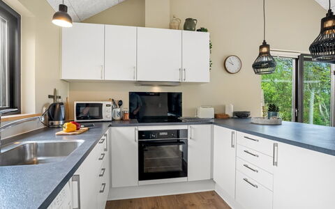 Gerlind - 75M to the Fjord: Controsoffitto, Cucina, Elettrodomestico Da Cucina, Cabinetry, Interior Design, Mobilia, Pavimentazione, Apparecchio Major, Elettrodomestico, Legna