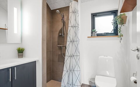 Gerlind - 75M to the Fjord: Pavimentazione, Interior Design, Pavimento, Idraulico Fixture, Gabinetto, Toilet Seat, Mobiletto Del Bagno, Bagno, Soffitto, Idraulico