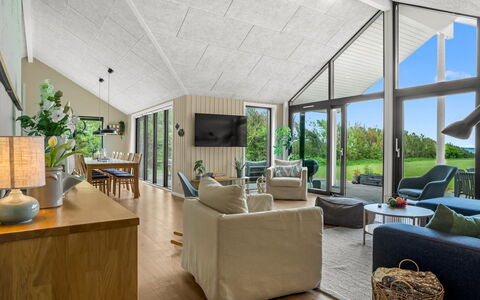 Gerlind - 75M to the Fjord: Soffitto, Interior Design, Casa, Divano, Soggiorno, Sedia, Villetta, Latifoglie, Estate