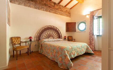 House in the Woods, Pool and Relax in Umbria: Parete, Mobilia, Interior Design, Legna, Camera Da Letto, Letto, Soffitto, Pavimentazione, Pavimento, Bedding