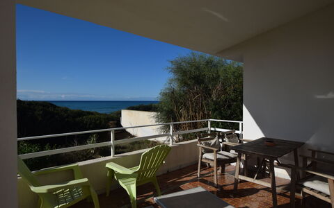 Punta Braccetto Fronte Mare: Mobilia, Balcone, Sedia, Mobili Da Esterno, Shade, Tavolo Esterno, Corrimano, Tavolino Da Caffè