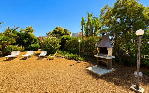 Punta Braccetto Fronte Mare: Arbusto, Paesaggio, Giardino, Landscaping, Shade, Backyard, Cortile, Driveway, Passerella