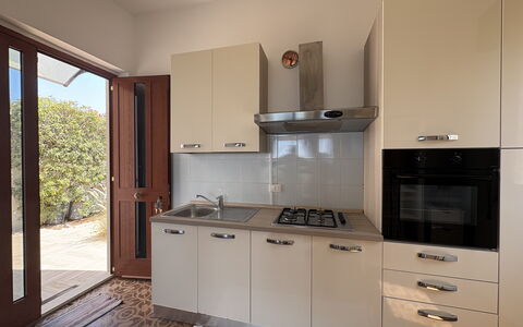 Punta Braccetto Fronte Mare: Elettrodomestico Da Cucina, Cucina, Apparecchio Major, Elettrodomestico, Cabinetry, Controsoffitto, Legna, Interior Design, Pavimentazione, Cucina Stufa