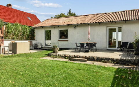 Tessa - 19Km from the Sea: Mobilia, Interior Design, Legna, Soffitto, Pavimentazione, Pavimento, Pavimento In Legno, Cucina & Sala Da Pranzo Tavolo, Tavolo, Lampada