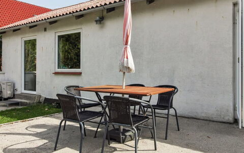 Tessa - 19Km from the Sea: Mobilia, Interior Design, Legna, Soffitto, Pavimentazione, Pavimento, Pavimento In Legno, Cucina & Sala Da Pranzo Tavolo, Tavolo, Lampada