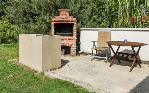 Tessa - 19Km from the Sea: Mobilia, Interior Design, Legna, Soffitto, Pavimentazione, Pavimento, Pavimento In Legno, Cucina & Sala Da Pranzo Tavolo, Tavolo, Lampada