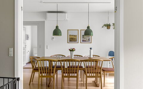 Falka - 30Km from the Sea: Mobilia, Interior Design, Pavimentazione, Legna, Sala Da Pranzo, Cucina & Sala Da Pranzo Tavolo, Pavimento, Tavolo, Sedia, Soffitto