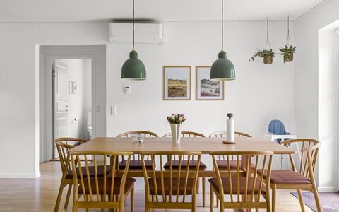 Falka - 30Km from the Sea: Mobilia, Legna, Sala Da Pranzo, Pavimentazione, Interior Design, Cucina & Sala Da Pranzo Tavolo, Pavimento, Tavolo, Sedia, Lampadario