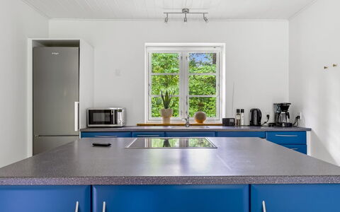 Falka - 30Km from the Sea: Pavimentazione, Cucina, Legna, Controsoffitto, Interior Design, Pavimento, Lavandino Della Cucina, Cabinetry, Casa, Elettrodomestico Da Cucina