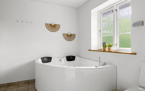 Falka - 30Km from the Sea: Vasca Da Bagno, Idraulico Fixture, Pavimentazione, Interior Design, Pavimento, Rubinetto, Idraulico, Bagno, Vasca Idromassaggio