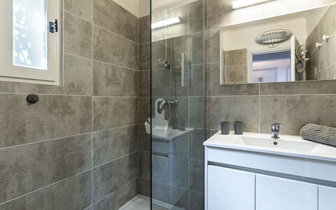 U Sognu: Bagno, Idraulico Fixture, Pavimentazione, Interior Design, Pavimento, Lavello, Lavandino Del Bagno, Gabinetto, Mobiletto Del Bagno, Rubinetto