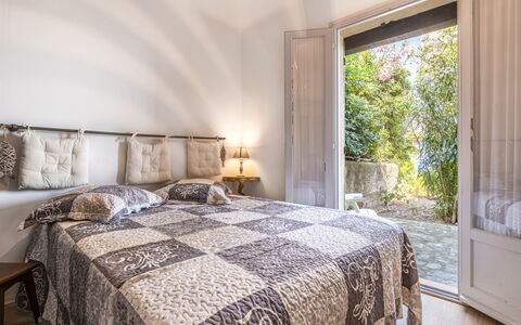 U Sognu: Letto, Camera Da Letto, Interior Design, Bedding, Parete, Mobilia, Lenzuolo, Pavimento, Pavimentazione, Biancheria