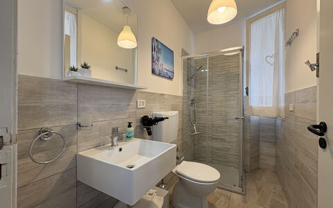 Villa Sole Mare: Bagno, Pavimentazione, Idraulico Fixture, Pavimento, Toilet Seat, Gabinetto, Lavandino Del Bagno, Interior Design, Lavello, Rubinetto