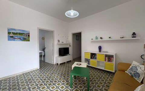 Villa Sole Mare: Pavimentazione, Pavimento, Interior Design, Camera, Soffitto, Appartamento, Piastrella, Scaffalature, Modanatura