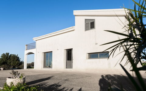 Villa Costa: Cielo, Architettura, Casa, Zona Residenziale, Materiale Composito, Estate, Porta, Calcestruzzo, Shade, Driveway