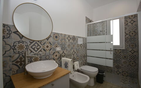 Villa Benvenuti al Sud: Pavimentazione, Pavimento, Interior Design, Idraulico Fixture, Toilet Seat, Piastrella, Bagno, Gabinetto, Lavello, Idraulico