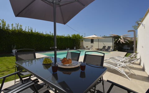 Villa Benvenuti al Sud: Mobilia, Mobili Da Esterno, Piscina, Sedia, Ombrello, Tavolo Esterno, Tavolo, Shade, Cucina & Sala Da Pranzo Tavolo, Terrazza