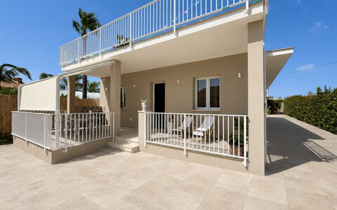 Villa Benvenuti al Sud: Zona Residenziale, Casa, Portico, Materiale Composito, Balcone, Shade, Estate, Calcestruzzo, Recinzione, Deck