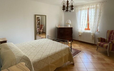 Villa i Fiori: Mobilia, Letto, Camera Da Letto, Interior Design, Pavimentazione, Pavimento, Parete, Lenzuolo, Bedding, Legna