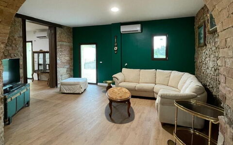 Villa i Fiori: Mobilia, Pavimentazione, Interior Design, Parete, Pavimento, Legna, Divano, Soffitto, Illuminazione, Soggiorno