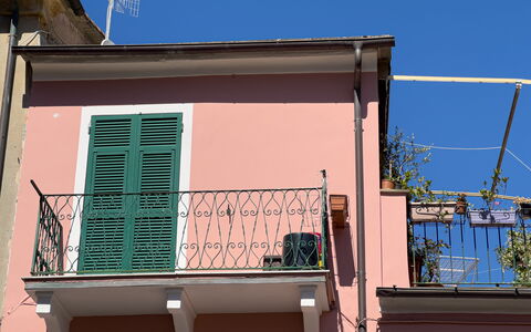 Casa Nanai - Levanto: Parete, Facciata, Rosa, Balcone, Ferro, Materiale Composito, Metallo, Dipingere, Corrimano